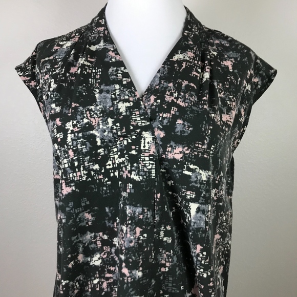 3/$20 Liz Lange Printed Maternity Tunic - Picture 3 of 4